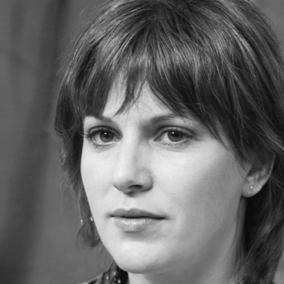 Autor trabajando en análisis